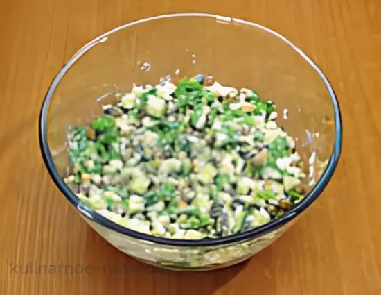 Салат с огурцами, зеленым горошком и яйцами - шаг 5 (изображение)