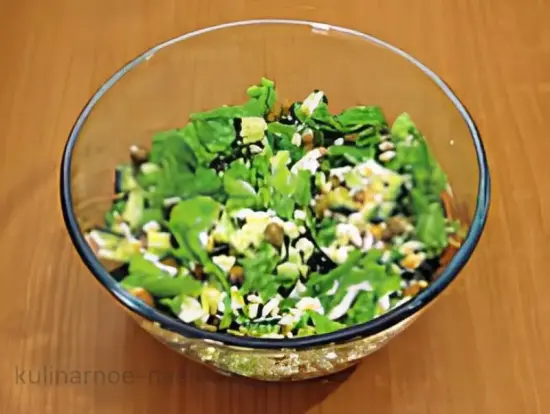 Салат с огурцами, зеленым горошком и яйцами - шаг 4 (изображение)