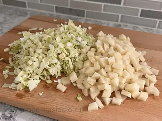 Суп из капусты, колбасы и картофеля - шаг 3 (изображение)