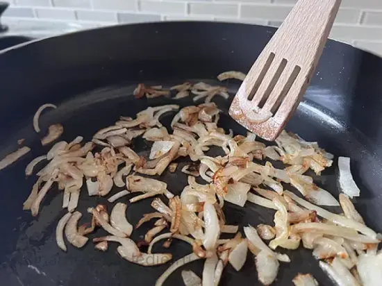 Салат из куриной печени с маринованной морковью и солеными огурцами - шаг 2 (изображение)