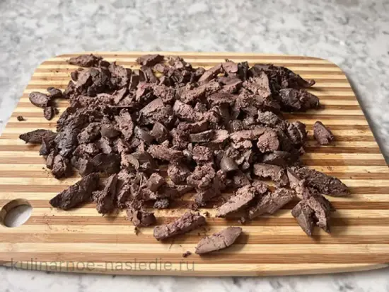Салат из куриной печени с маринованной морковью и солеными огурцами - шаг 5 (изображение)