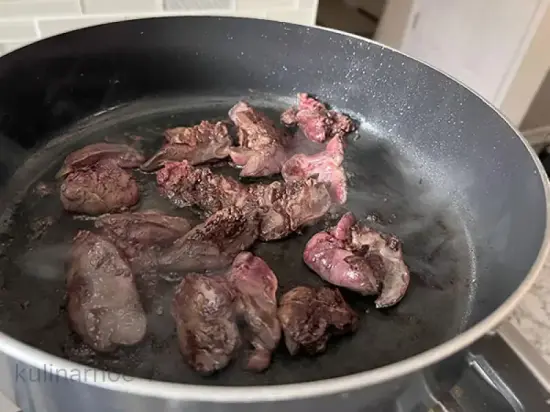 Салат из куриной печени с маринованной морковью и солеными огурцами - шаг 3 (изображение)