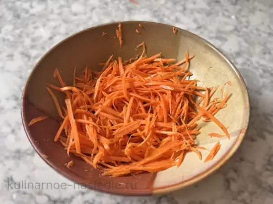 Салат из куриной печени с маринованной морковью и солеными огурцами - шаг 1 (изображение)