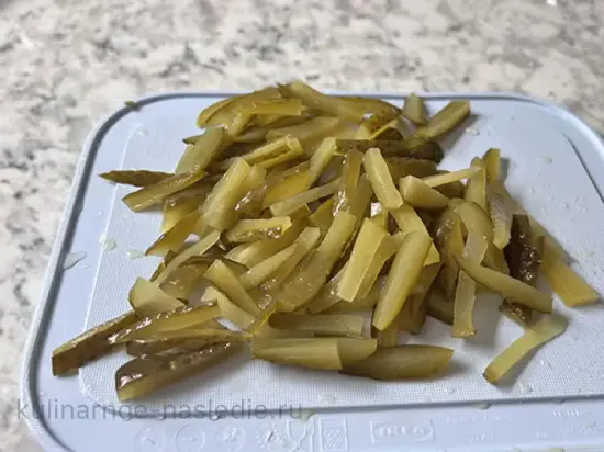 Салат из куриной печени с маринованной морковью и солеными огурцами - шаг 4 (изображение)