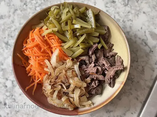 Салат из куриной печени с маринованной морковью и солеными огурцами - шаг 7 (изображение)