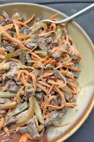 Салат из куриной печени с маринованной морковью и солеными огурцами - шаг 8 (изображение)