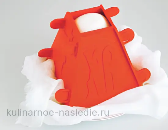 Творожная пасха с карамельными яблоками и изюмом - шаг 13 (изображение)