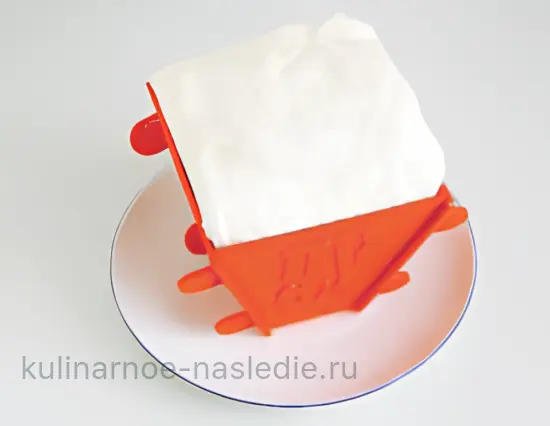 Творожная пасха с карамельными яблоками и изюмом - шаг 12 (изображение)