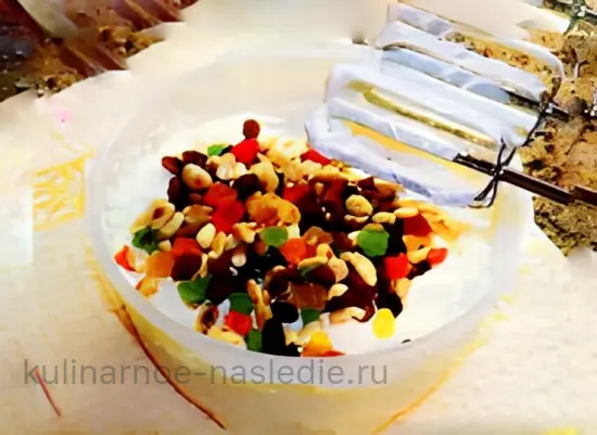 Творожная пасха с цукатами, изюмом и арахисом - шаг 3 (изображение)