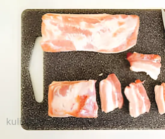 Сочная жареная грудинка с луком - шаг 1 (изображение)