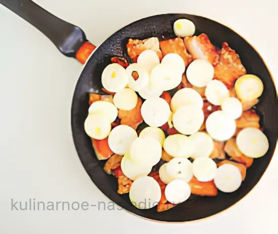 Сочная жареная грудинка с луком - шаг 5 (изображение)