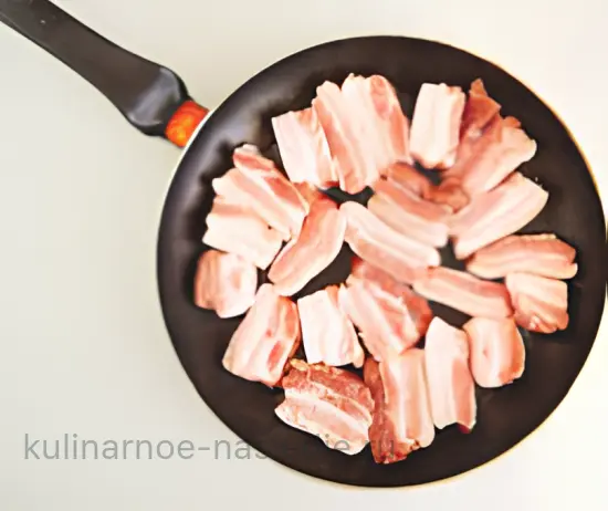 Сочная жареная грудинка с луком - шаг 2 (изображение)