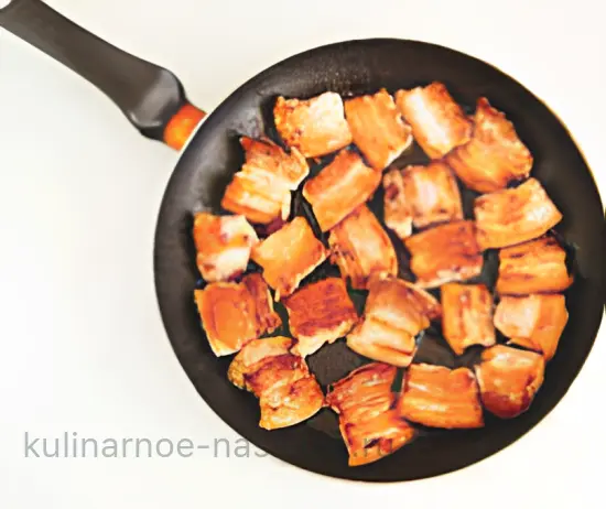 Сочная жареная грудинка с луком - шаг 4 (изображение)