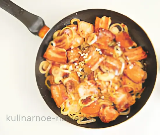 Сочная жареная грудинка с луком - шаг 6 (изображение)