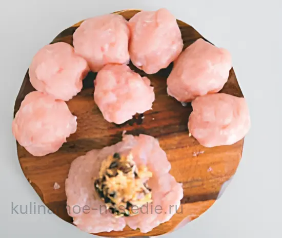 Сочные куриные котлеты с грибно-сырной начинкой в картофельной панировке - шаг 3 (изображение)