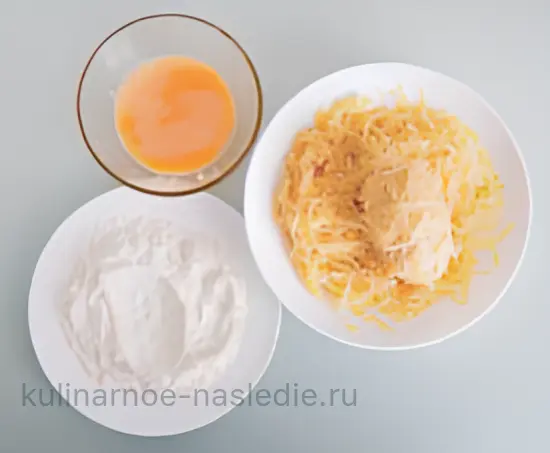 Сочные куриные котлеты с грибно-сырной начинкой в картофельной панировке - шаг 5 (изображение)
