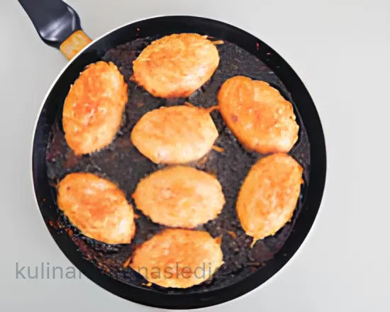 Сочные куриные котлеты с грибно-сырной начинкой в картофельной панировке - шаг 6 (изображение)