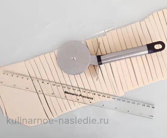 Нежные котлеты с яично-сырной начинкой под слоёной решёткой - шаг 5 (изображение)