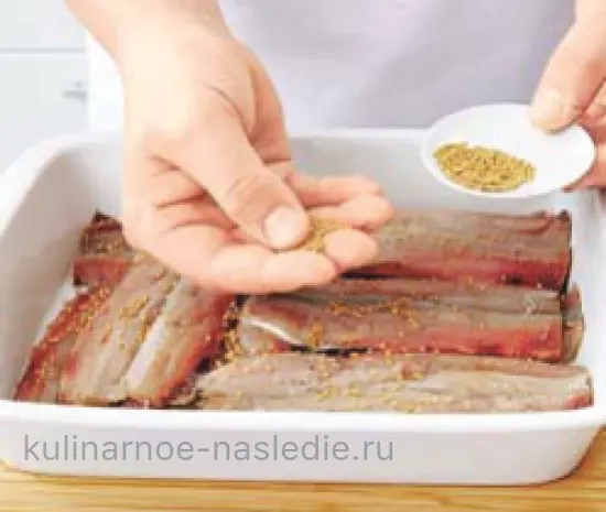 Маринованная селёдка с огурцами и пряностями - шаг 3 (изображение)