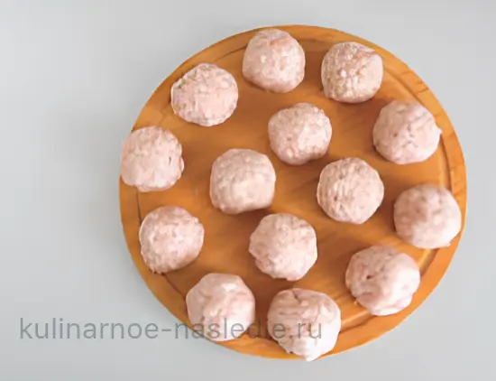 Заливной пирог с мясными фрикадельками - шаг 2 (изображение)