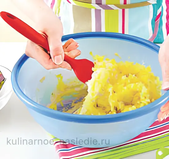 Картофельные лепёшки с чесночным соусом и сыром - шаг 4 (изображение)