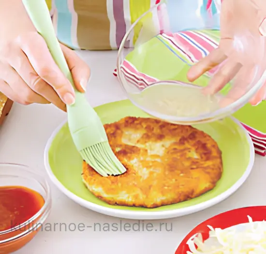 Картофельные лепёшки с чесночным соусом и сыром - шаг 8 (изображение)