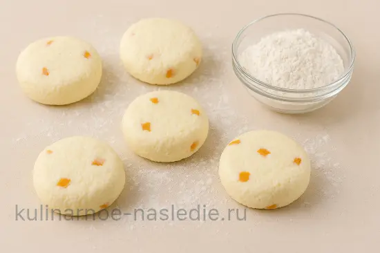 Сырники с курагой и апельсиновой цедрой - шаг 4 (изображение)