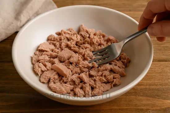Салат с консервированным тунцом и свежими овощами - шаг 1 (изображение)