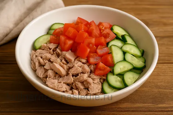 Салат с консервированным тунцом и свежими овощами - шаг 2 (изображение)
