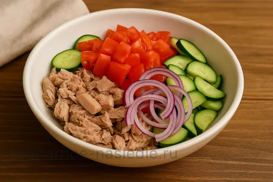 Салат с консервированным тунцом и свежими овощами - шаг 3 (изображение)