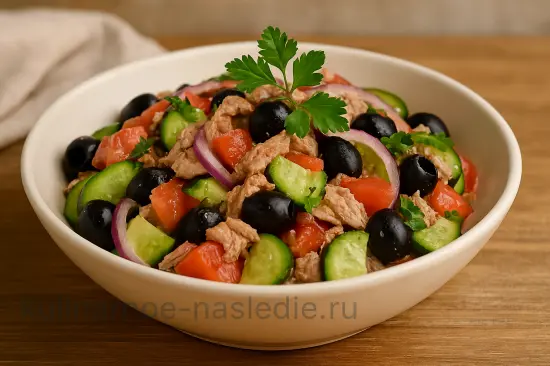 Салат с консервированным тунцом и свежими овощами - шаг 6 (изображение)