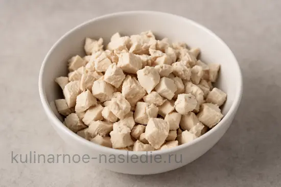 Салат с ананасом и курицей с чесночной ноткой - шаг 1 (изображение)