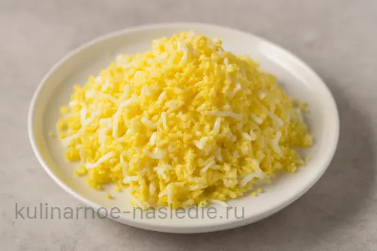 Салат с ананасом и курицей с чесночной ноткой - шаг 2 (изображение)