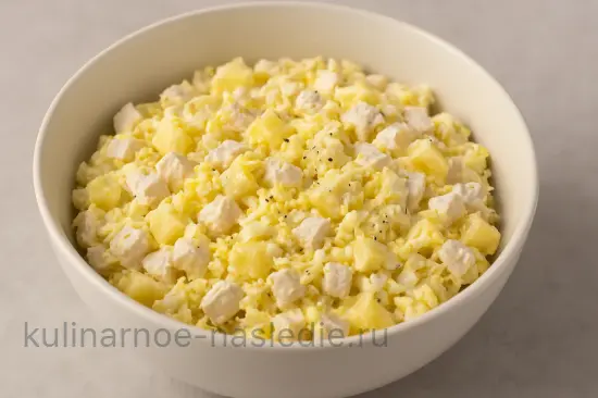 Салат с ананасом и курицей с чесночной ноткой - шаг 6 (изображение)