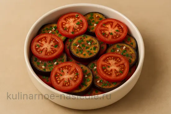 Салат из запечённых баклажанов и помидоров с сырной корочкой - шаг 4 (изображение)