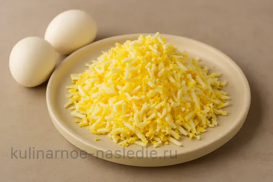 Салат с черносливом и грецкими орехами - шаг 4 (изображение)