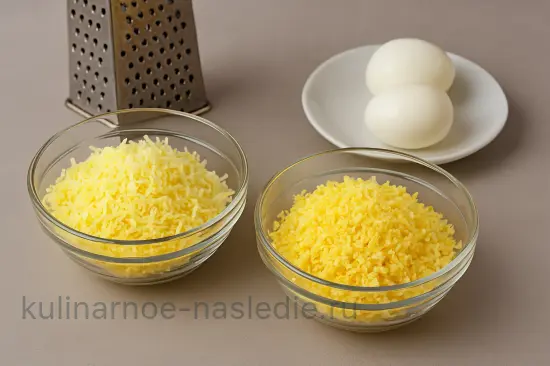 Слоёный салат «Нежность» с курицей и шампиньонами - шаг 4 (изображение)