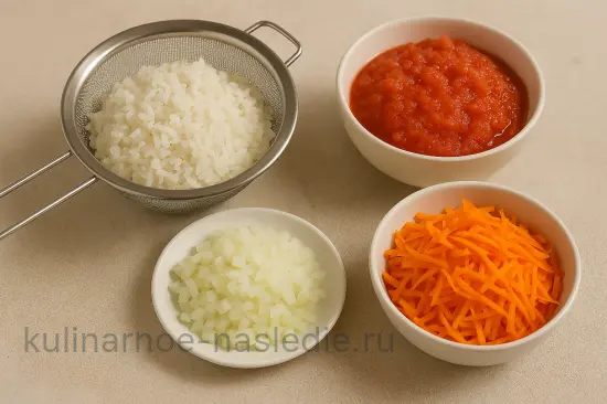 Сочные голубцы с мясом и рисом в томатном соусе - шаг 2 (изображение)