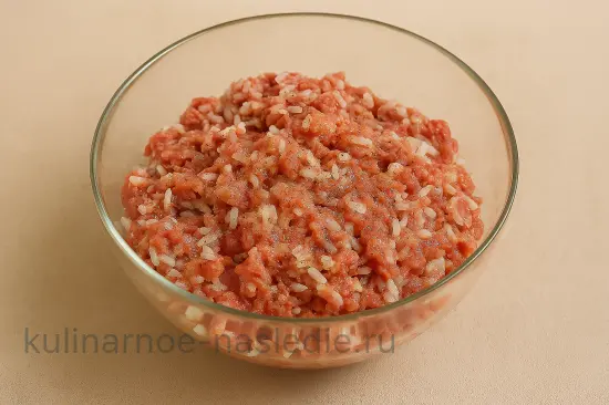 Сочные голубцы с мясом и рисом в томатном соусе - шаг 4 (изображение)
