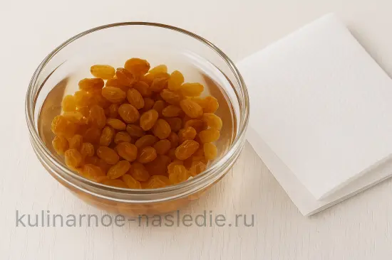 Нежный творожный сырник с изюмом и ванилью - шаг 1 (изображение)