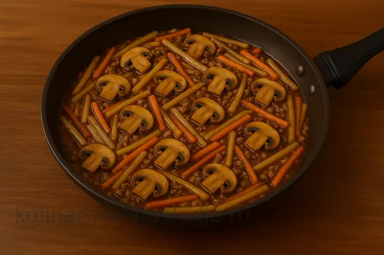 Тушеный корень лопуха с грибами и мясом - шаг 6 (изображение)