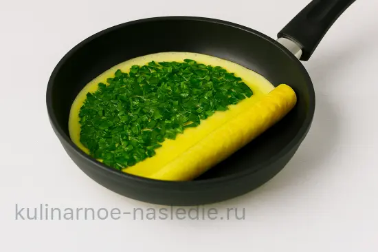 Яичный ролл со шпинатом и курицей - шаг 4 (изображение)
