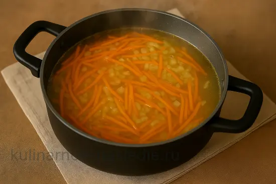 Ароматный куриный суп с манкой и корейской морковкой - шаг 4 (изображение)