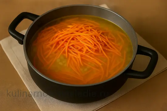 Ароматный куриный суп с манкой и корейской морковкой - шаг 5 (изображение)