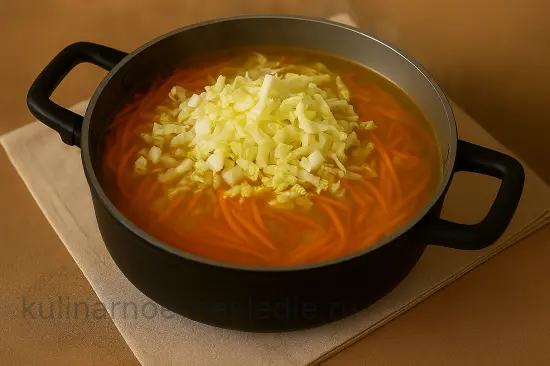 Ароматный куриный суп с манкой и корейской морковкой - шаг 6 (изображение)
