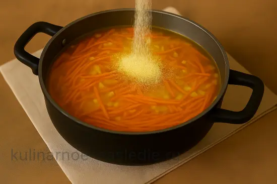 Ароматный куриный суп с манкой и корейской морковкой - шаг 7 (изображение)