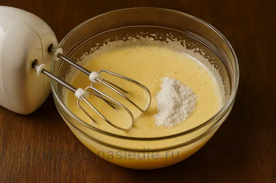 Фирменная шарлотка с яблоками и клюквой - шаг 1 (изображение)
