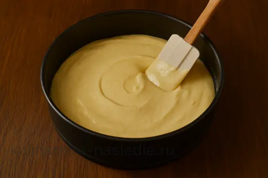 Фирменная шарлотка с яблоками и клюквой - шаг 5 (изображение)