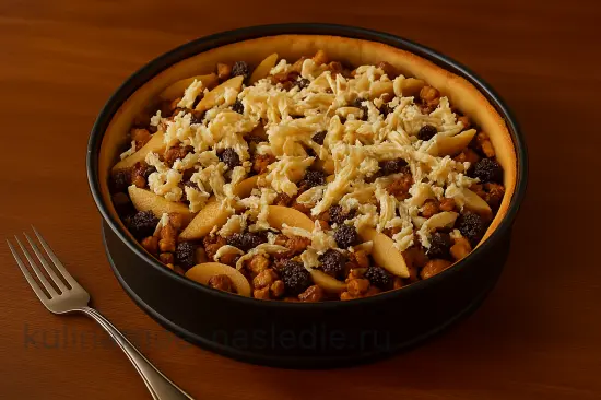 Яблочный пирог с изюмом, черносливом и орехами - шаг 7 (изображение)