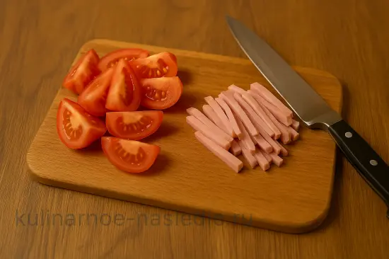 Салат с ветчиной и сухариками - сытный, сочный и быстрый - шаг 2 (изображение)